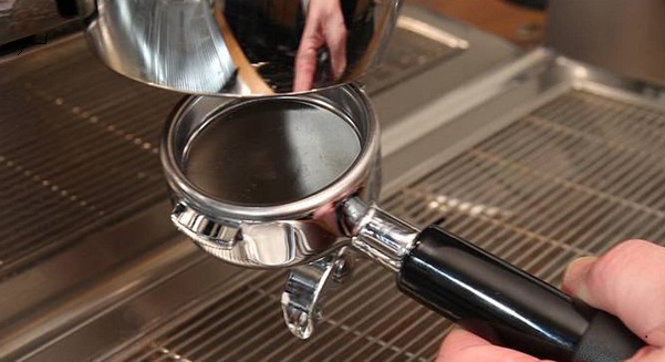 Использование слепого сита для чистки рожковой кофемашины