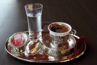 Сервировка кофе со стаканом воды
