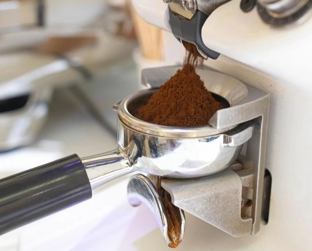 grinding coffee portofilter